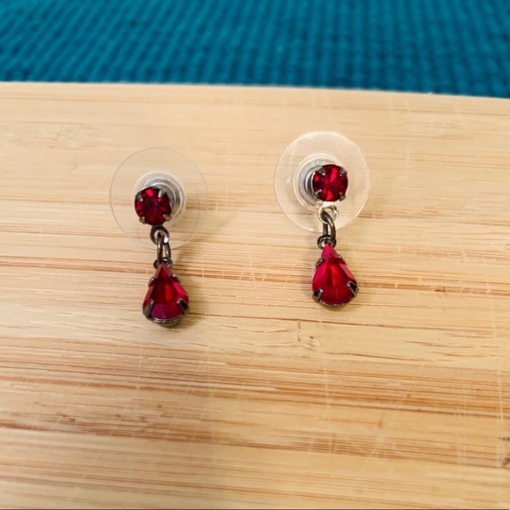 🌟 3/ $15 Tiny Red Dangling Studs